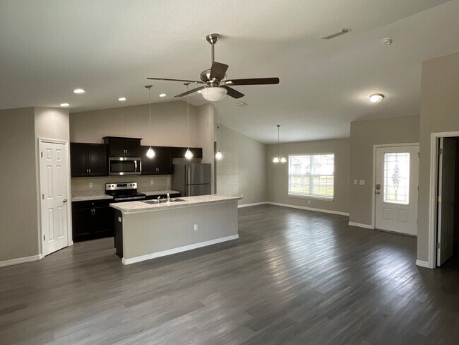 Building Photo - Custom Home - Desirable SE Ocala Neighborhood 3/2/2 **Won't Last**