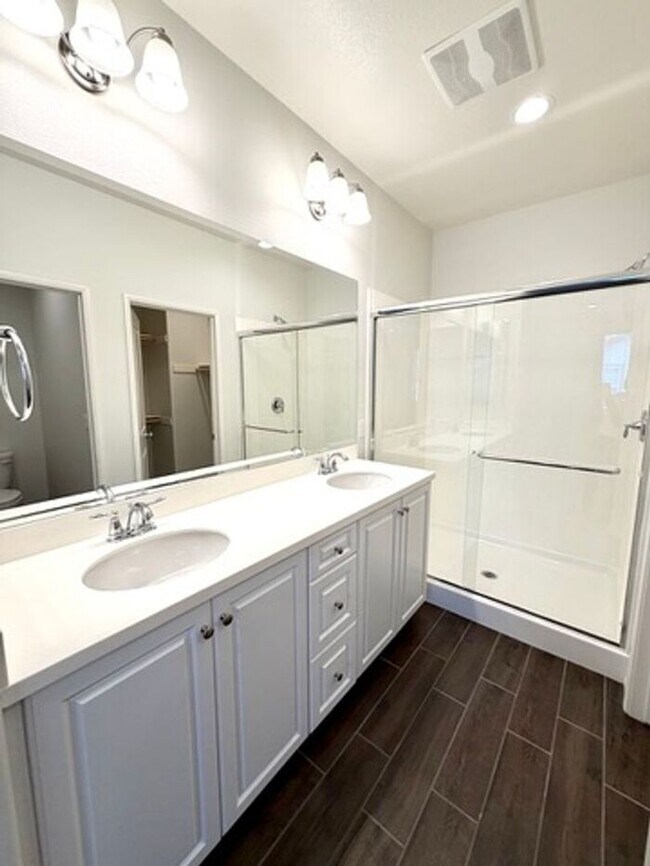 Building Photo - Luxury Townhome for Lease in Rancho Cucamonga