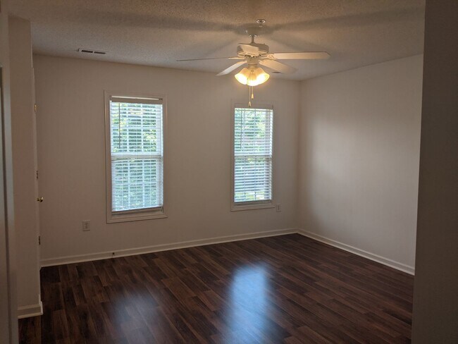 Building Photo - Great Mooresville Location!