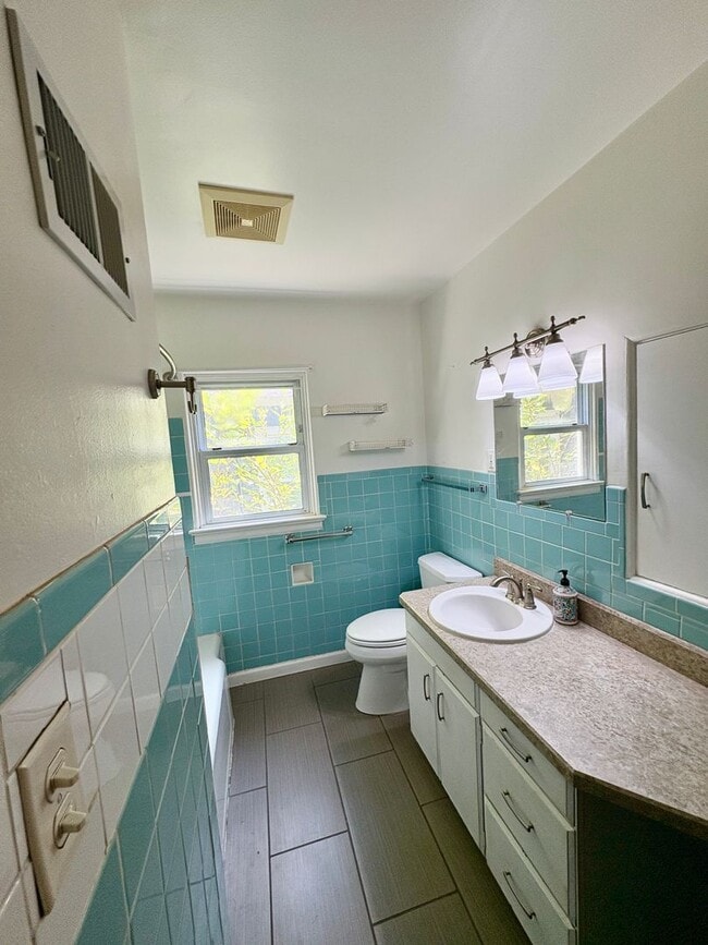 Building Photo - 4 Bedroom 2 Bathroom house