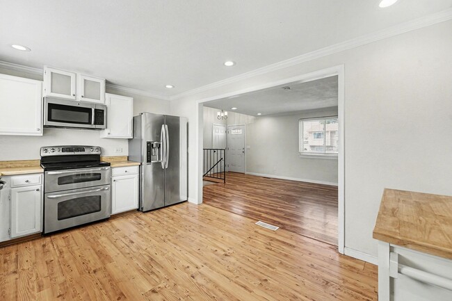 Building Photo - Exceptional and spacious three bedroom, two bath home in Thornton.