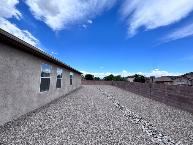 Building Photo - 760 Deerbrush Ct SW