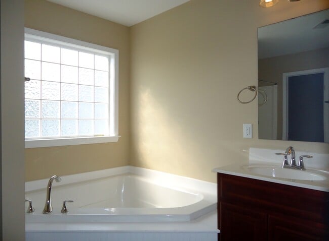 Building Photo - 108 Preswick Dr