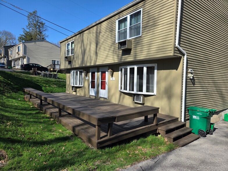 Huge front deck with built-in seating. 496 Mercer Road, Butler, Pa for rent - 496 Mercer Rd