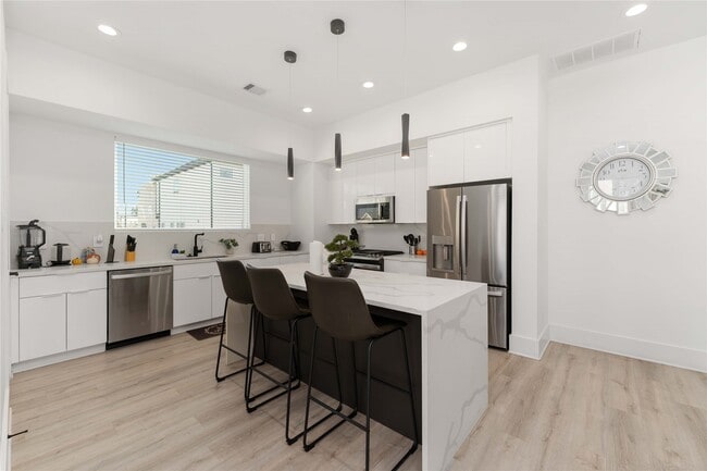 Building Photo - 3410 Baer St