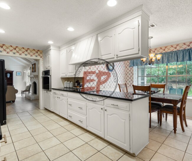 Building Photo - 712 Willow Creek Dr