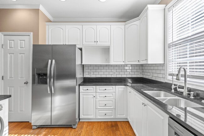 Building Photo - 212 Doral Dr