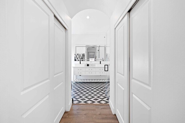 Building Photo - 2113 Harriman Ln