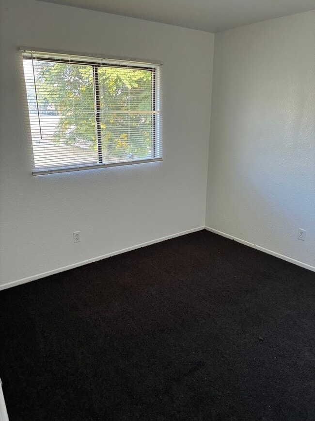 Building Photo - ( ( ( New Paint New Carpet ) ) )  3 bed 2.5 bath La Sierra Home