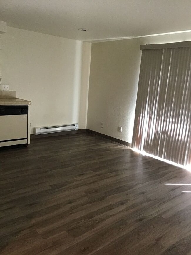 Building Photo - East Medford - Nice & Clean One Bedroom Fi...