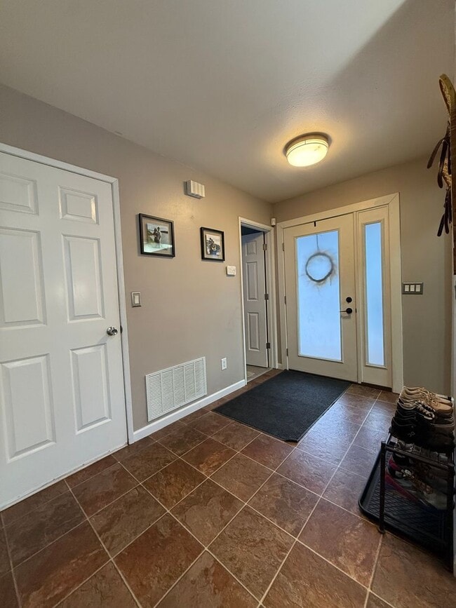 Building Photo - NEW YEAR NEW HOME! 3 bed, 2.5 bath, 2 car garage in South Anchorage