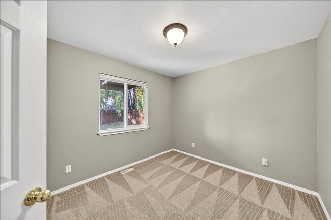 Building Photo - Comfortable & Convenient Living Near CWI a...