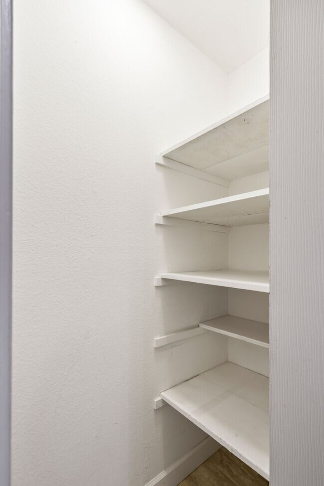 Building Photo - Top Floor 1Bd/1Ba Condo Community with Ten...