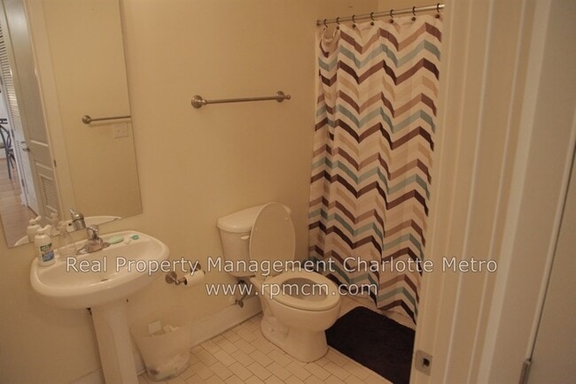 Building Photo - wonderful 2bd/2bth uptown condo! lots of space in a beautiful building