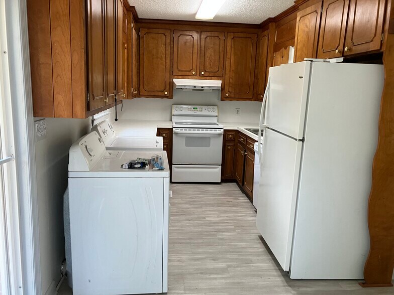 Kitchen w/ washer & dryer - 3608 Red Bud St