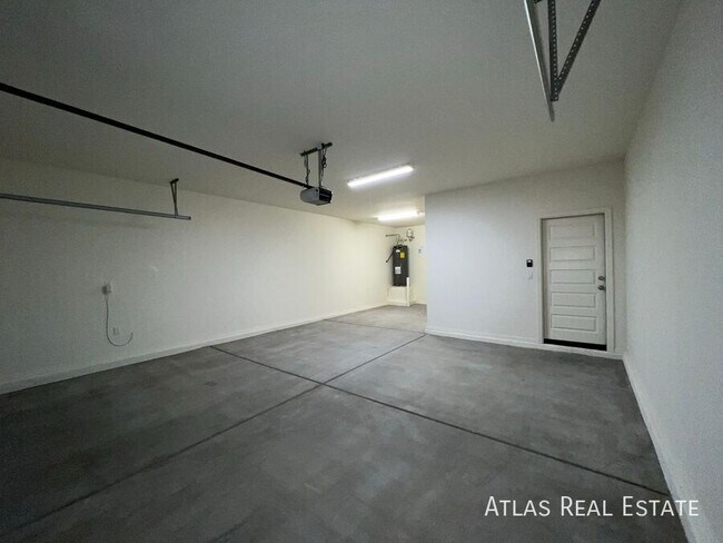 Building Photo - 18660 W Robin Ln