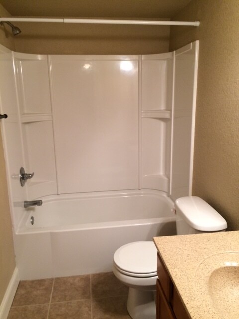 Bath/Tub - 100 Grandview Ct