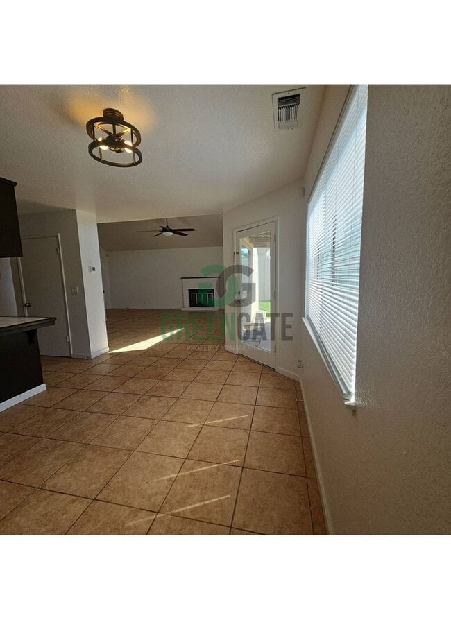Building Photo - Beautiful 3 BEDROOM 2.5 BATH HOME IN MODES...