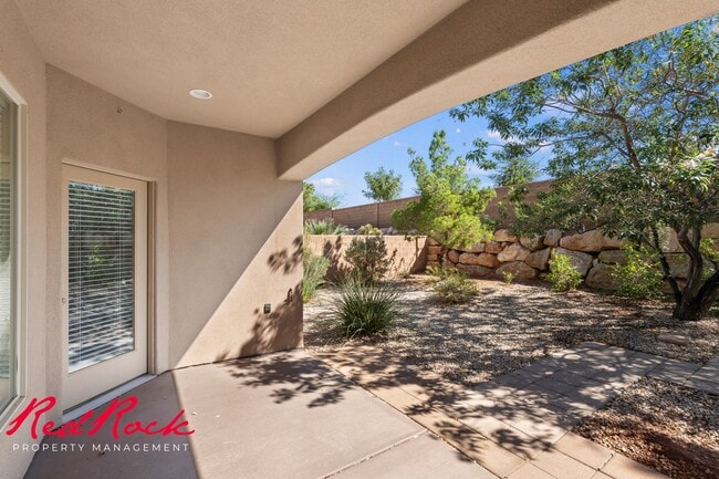 Building Photo - Sun River 2 Bedroom Home with Bonus Den! First Class Amenities!