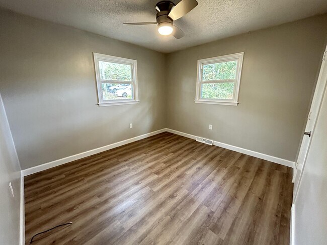 Building Photo - 517 Old Central Rd