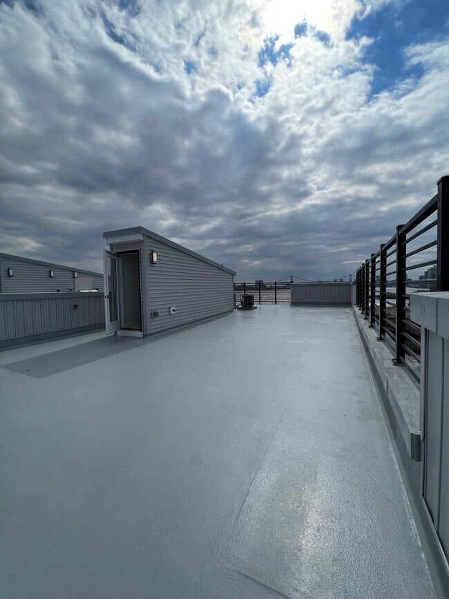 Building Photo - Gorgeous 3BD/2.5BA Waterfront Townhome!