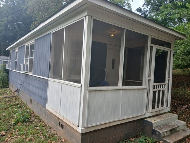 Building Photo - 907 Crestline Rd NW