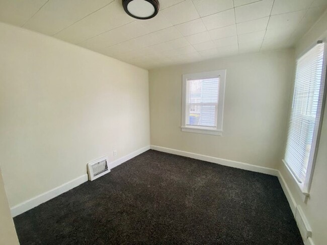 Building Photo - 997 Shawano Ave