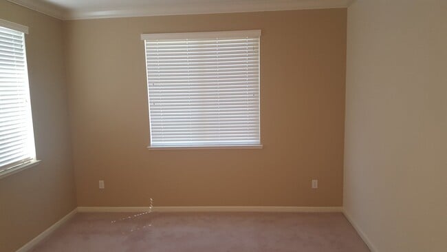 Building Photo - 4 Bedroom Home