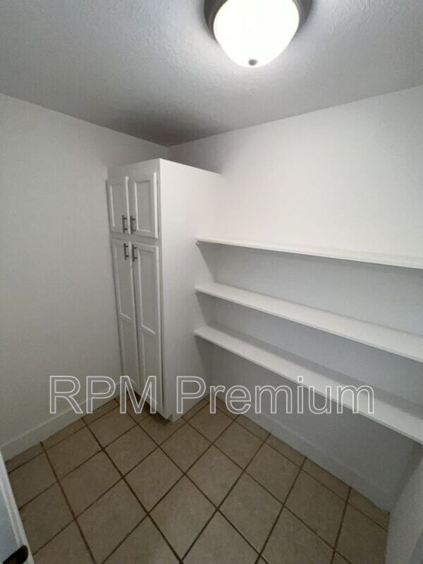 Building Photo - 464 Wilton Dr