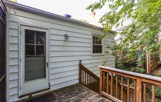 Building Photo - Absolutely Gorgeous Rambler in Great Location!