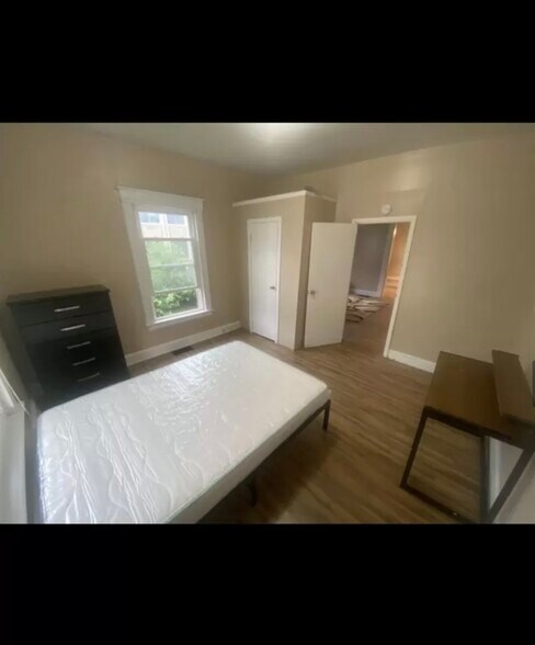 Building Photo - 13 Clarke St