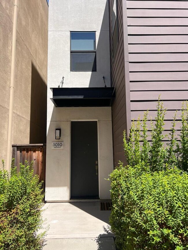 Building Photo - 1010 Mud Pie Ln