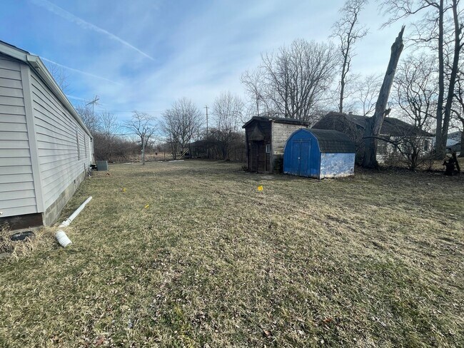 Building Photo - 3 Bedroom/ 2 Bath