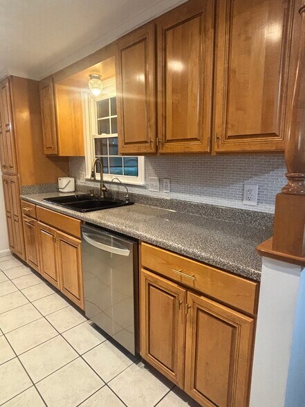 Kitchen - 400 Colonial Dr