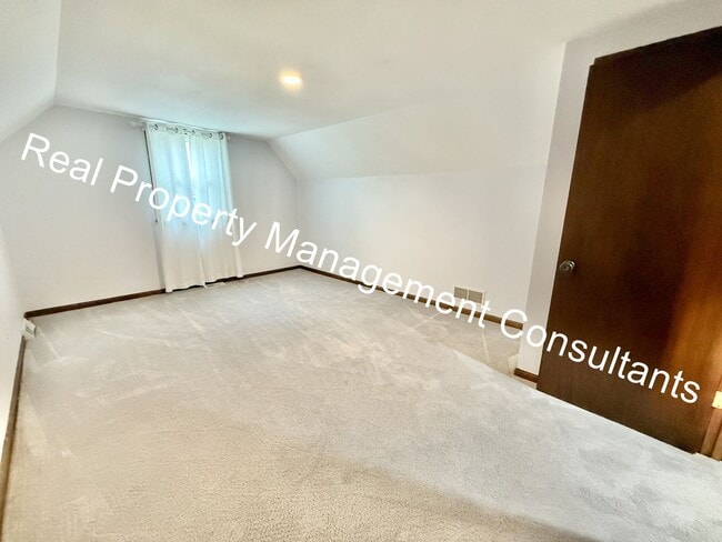 Building Photo - Spacious 4 Bedroom Home in Shawnee Mission!