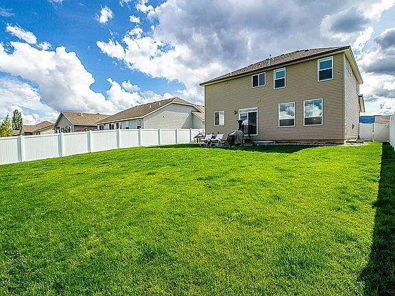 Building Photo - Beautiful 4BR, 2.5BTH, 3-Story Home in Post Falls