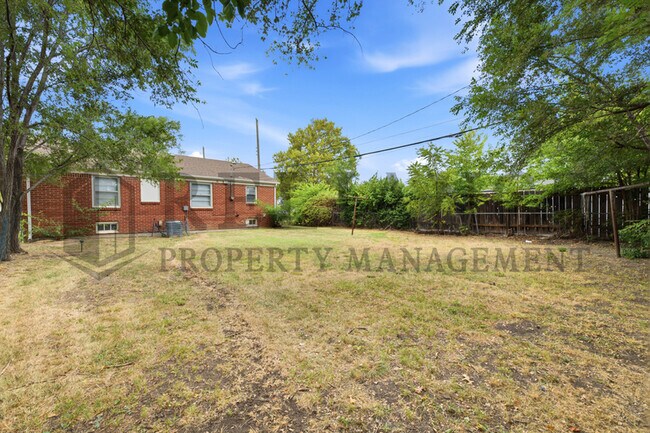 Building Photo - 374 N Hillcrest St