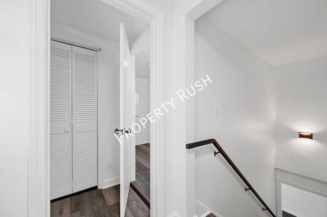 Building Photo - 424 Hedgewood Dr
