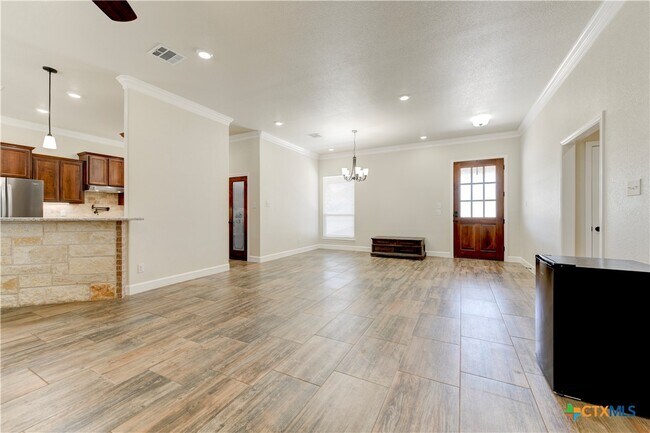 Building Photo - 1040 Vista Dr