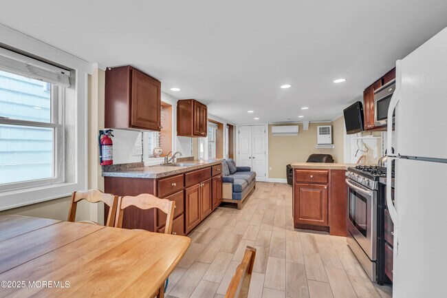 Building Photo - 418 1st Ave