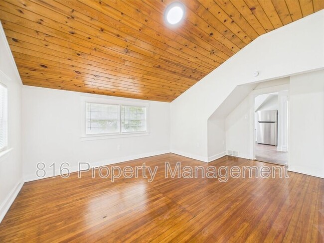 Building Photo - 633 S Fuller Ave