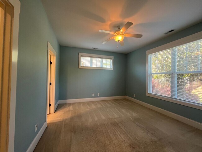 Building Photo - Absolutely Adorable!