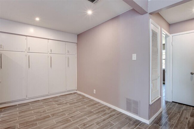 Building Photo - 1301 Thornridge Rd