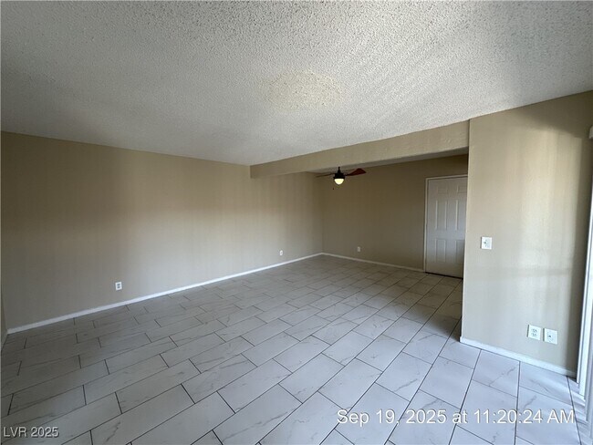 Building Photo - 1405 E Vegas Valley Dr