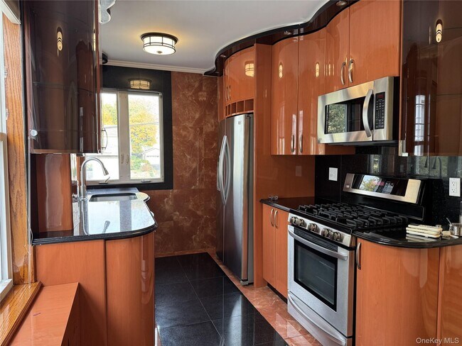 Primary Photo - 713 Yonkers Ave