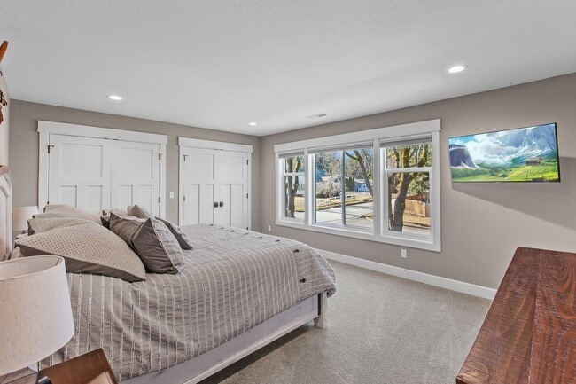 Building Photo - Fully Furnished Home