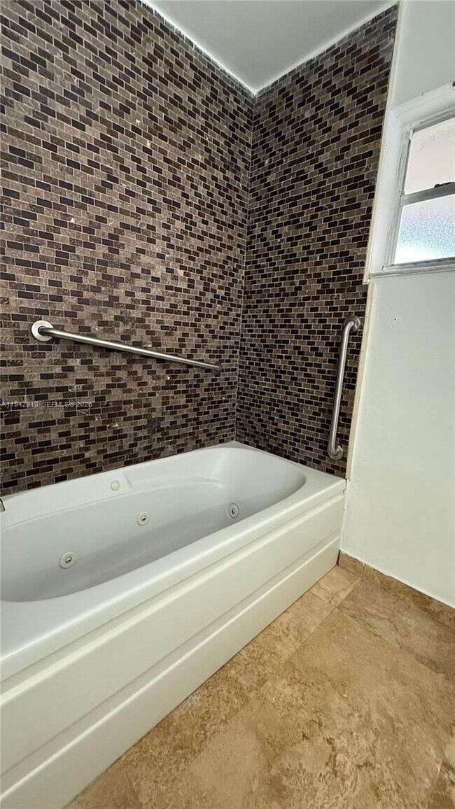 Building Photo - 1400 NE 191st St