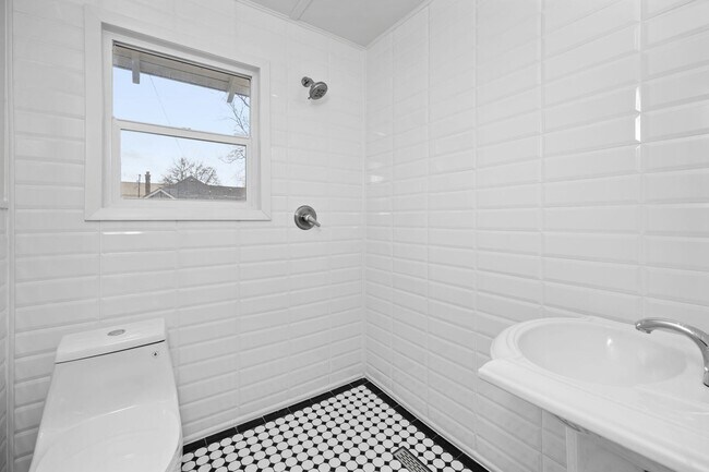Building Photo - 2618 N Ash St