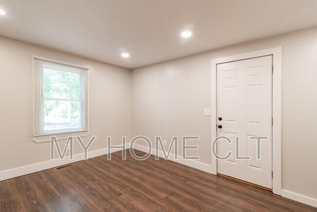 Building Photo - 1108 W Walnut Ave