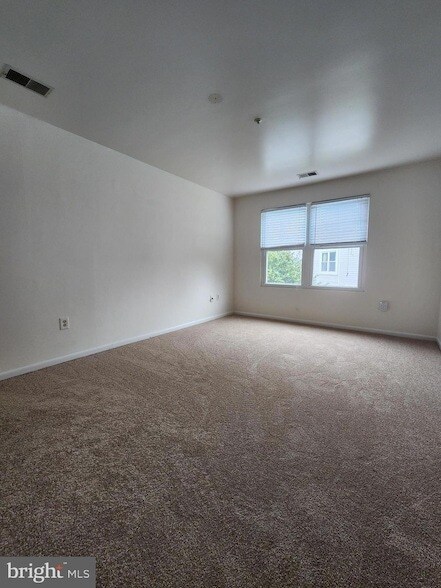 Building Photo - 10 Greystone Ct